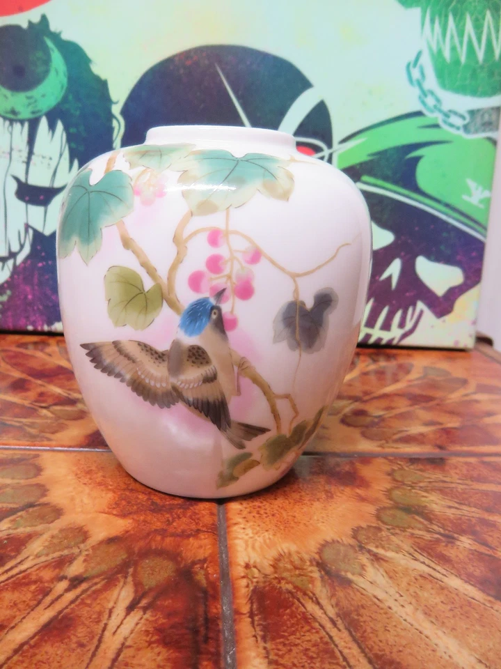 Japanese Ming Tao - White Porcelain VASE Bird eating Berries pattern - Image 1 of 4