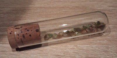 ~8g Chrysoberyll Stücke im antiken Röhrchen, Mineral, Edelstein, teilweise klar