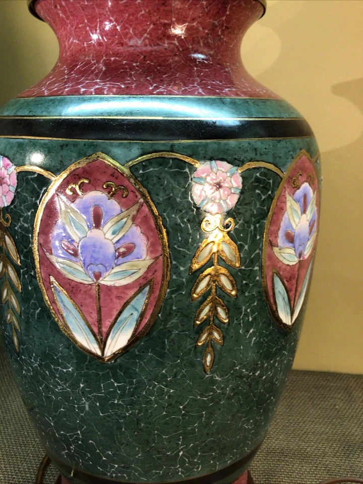 "Lámpara de mesa de porcelana con base de madera y aro pintada a mano flores elevadas 31"" de alto" Foto 4 de 4