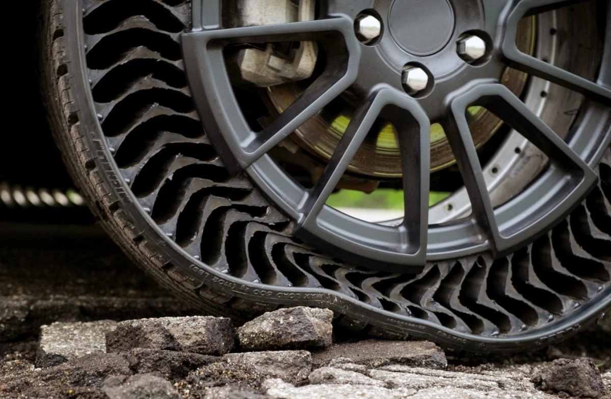 GM will begin offering Uptis airless tire as an option on certain models "as early as 2024."