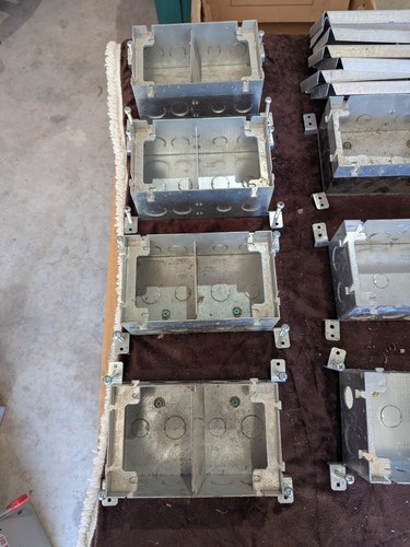 Wiremold 880S2 rechteckige Bodenbox, 2-Gang, Tiefe: 3-15/32", Stahl. 7 Boxen.