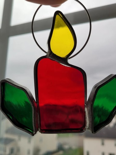 Vintage Buntglas Sonnenfänger Weihnachten Kerze Stechpalme grün rot hängend 4" - Bild 1 von 4