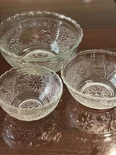 Vintage 1950’s Tiara Clear Sandwich Glass Scallop Edge Nesting Serving Bowls 