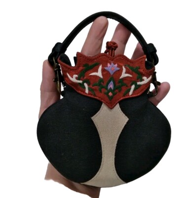 OOVOO Le Thi Hong Tu Hand Embroidered Silk & Leather  display picture 2