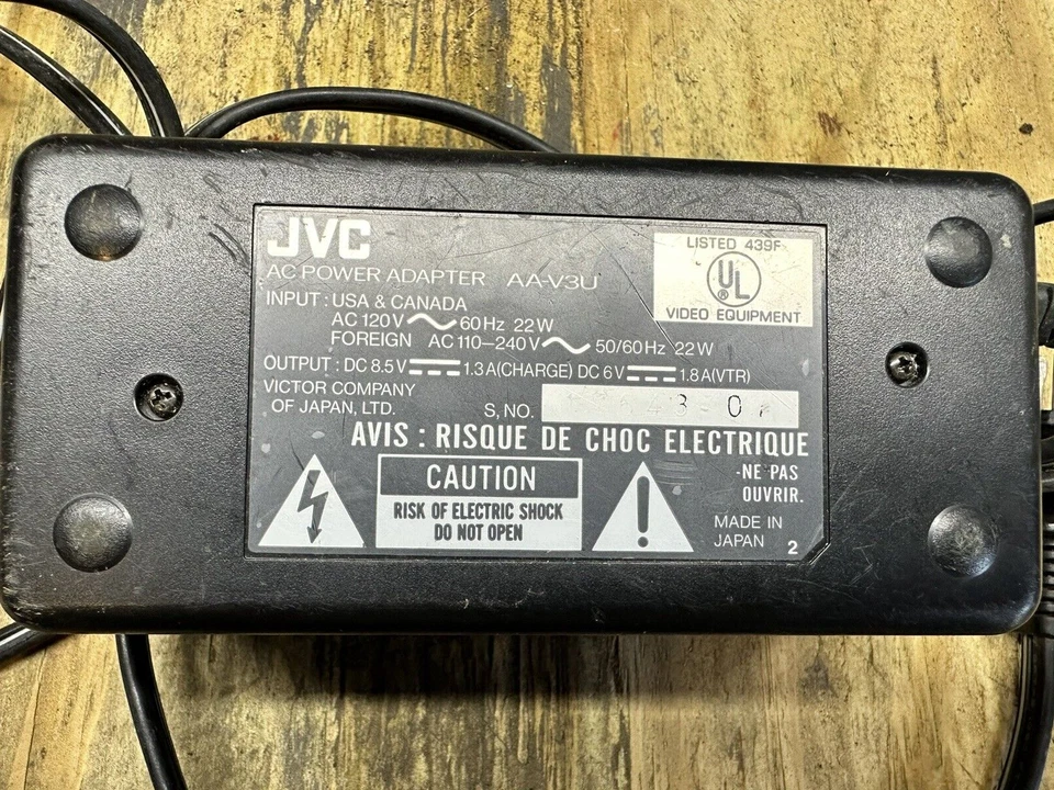Adaptador de corriente alterna vintage JVC AA-V3U con batería para videocámara Foto 3 de 4