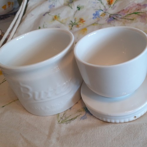 Durable Lead-Free Butter Crock with Water Sealing Lid for Fresh Butter Storage - Picture 3 of 6