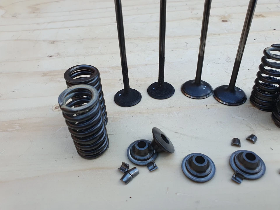 SUZUKI GSXR-750 W 1992-1995 CYLINDER HEAD EXHAUST / INTAKE VALVES - Image 4 of 4