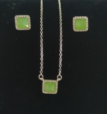 Avon Necklace & Earring Gift Set Delicate Designs Pyramid Green With Extender