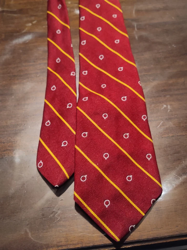 Rojo Terileno con Rayas y Formas Doradas (54" largo 3" 3/4 grueso) Foto 2 de 4