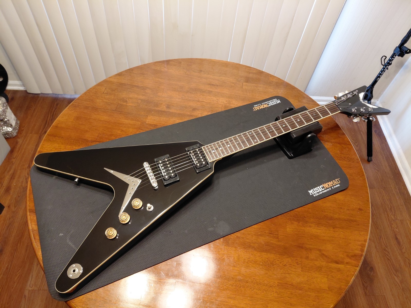 Dean V 79 Classic Black w/SKB case & upgrades (Seymour Duncan/Grover)