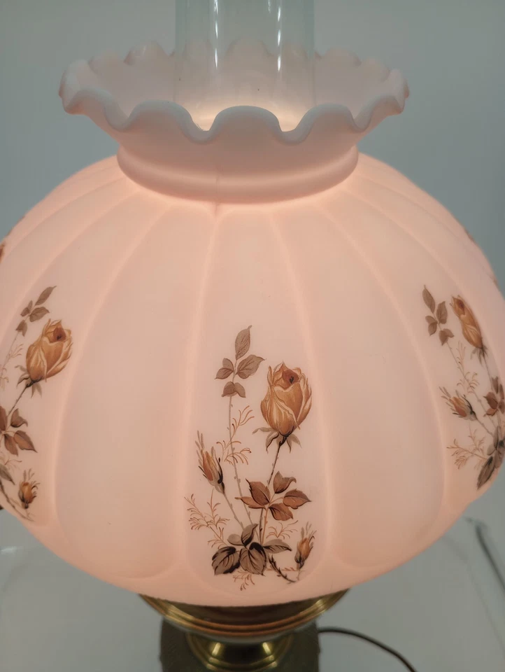 ANTIGUA LÁMPARA DE ACEITE DE LATÓN CON PANTALLA FLORAL PINTADA A MANO VIDRIO IDO CON EL VIENTO Foto 3 de 4