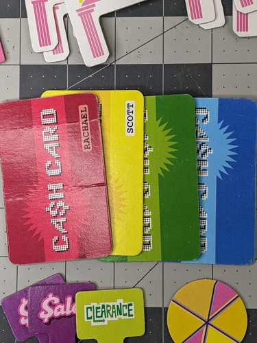Milton Bradley Mall Madness Juego de Repuesto Fichas Tarjetas Comprador Peones Soportes - Imagen 8 de 10