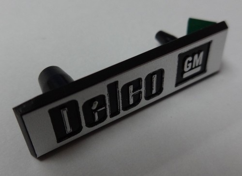 1984-1989 C4 CORVETTE DELCO ALTAVOZ EMBLEMA PLACA DE IDENTIFICACIÓN 14057530 - Imagen 2 de 3