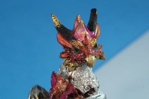 Colorido dragón sobre pedestal de cristal. (Puede faltar alas y un pie.) - Imagen 6 de 10