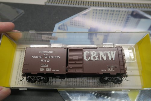 KADEE HO SCALE #4000 CHICAGO & NORTHWESTERN CNW 7069 40' PS-1 BOX CAR W/6' DR! - Picture 7 of 24