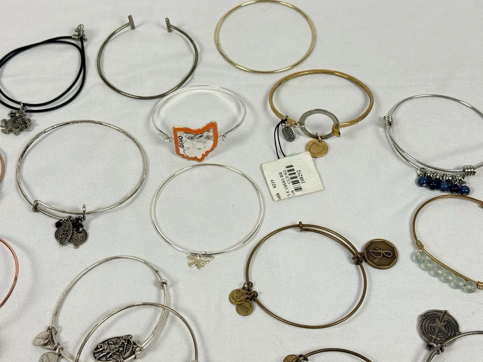 Lote de 22 Brazaletes Expansibles Tono Oro Plata Dijes Alex And Ani 925 Foto 3 de 4