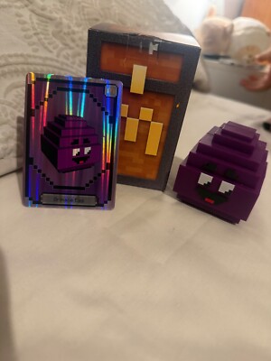 Ein Minecraft Film Grimassenei mit Karte & Skin Code McDonalds Spielzeug