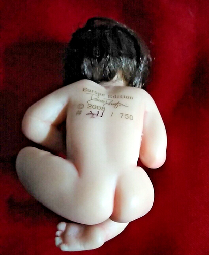 Kleine Babypuppe/Junge auf weissen Kissen so süß /gez./Europa Edition - Bild 16 von 16