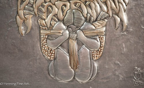 Hermoso Relieve Plateado de Niña Ecuador con Paquete de Flores, Firmado y Fino! - Imagen 3 de 6