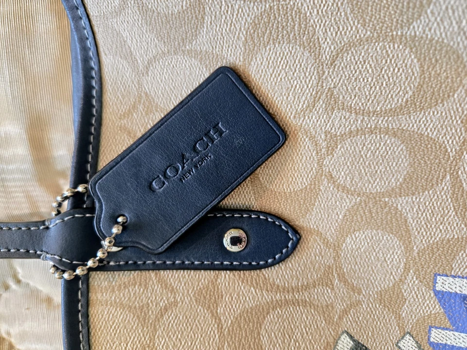 Bolsa tote Coach reversível City em lona Signature com arco-íris radial azul cáqui claro - Imagem 3 de 4