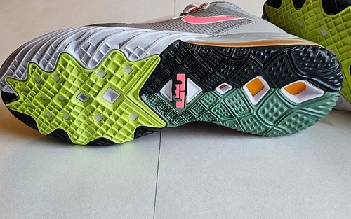 ***NEU*** Nike Lebron XVIII Low - Lt. Smoke Grey/Sunset Pulse - Größe US 9 / UK 8 - Bild 6 von 18