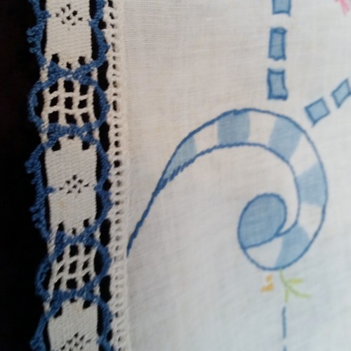 Vtg Embroidered Table Coverlet Doily Leaf Shape 38 x 31 Thin Cotton Dining Room - Picture 10 of 10
