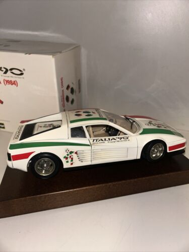 BURAGO 1/24 Ferrari Testarossa 1984 Italia '90 1990 Coppa del Mondo su Lastra di Legno IMBALLO ORIGINALE - Foto 7 di 15