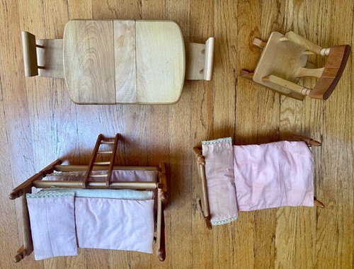 Strombecker Puppenhausmöbel: Wippe, Etagenbetten, Tisch & Stühle, Himmelbett - Bild 2 von 23