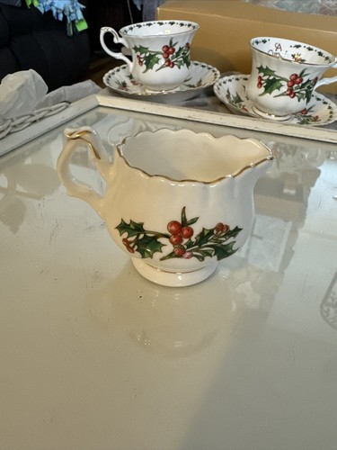 Creamer and sugar set from A Cup of Christmas Tea - Picture 4 of 7
