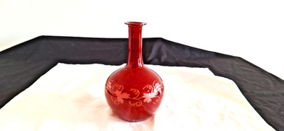 MUNDGEBLASENE BÖHMISCHE KUNST GLAS RUBINROT VASE / WEINKARAFFE TRAUBE & BLATT DESIGN