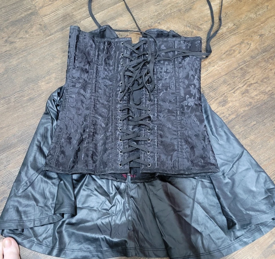 Disfraz de Capa de Vampiresa SPIRIT Plus Falda, Medias y Corsé Adulto Talla M Usado Foto 4 de 4