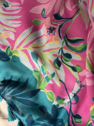 SCIARPA RESORT LILLY PULITZER NUOVA CON ETICHETTE, rosa plumeria, I'm feline fine, taglia unica - Foto 3 di 16