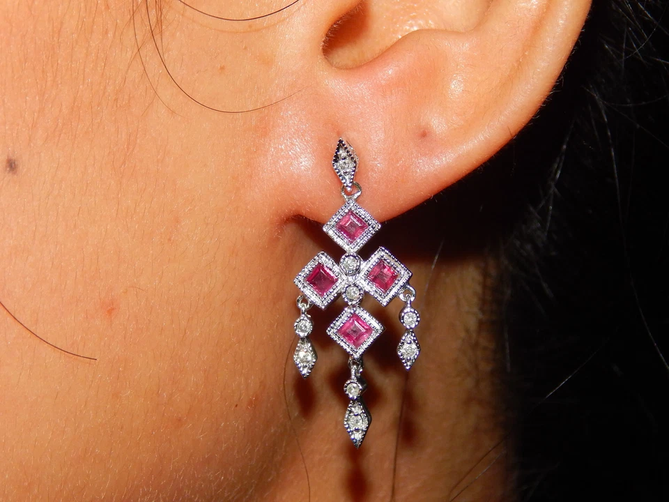 JUEGO DE ARETES DE ARAÑA COLGANTES DE 1,2 PULGADAS CON BISEL DE RUBÍ Y DIAMANTES DE ORO BLANCO DE 14K Foto 2 de 4