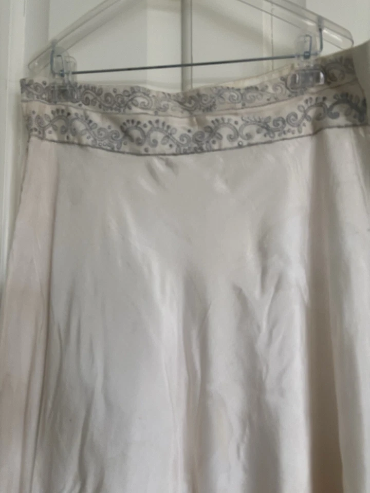 Blusa india cosida blanca y plateada Lehenga Choli estilo Bollywood Foto 4 de 4