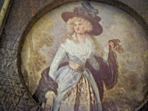 Robe miniature vintage femme bleue grand chapeau imprimé encadré 3 3/4 x 3 3/4 - Photo 2/6