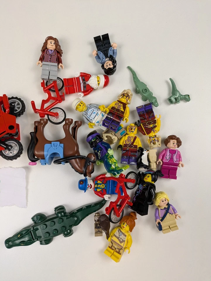 Lego Minifigures Bundle: Random Assorted LEGO Minifigures/Parts 20+ Figure/Parts - Image 2 of 2