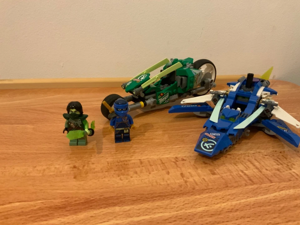 LEGO Ninjago 71709 Jay and Lloyd's Velocity Racers, photo 2 of 5