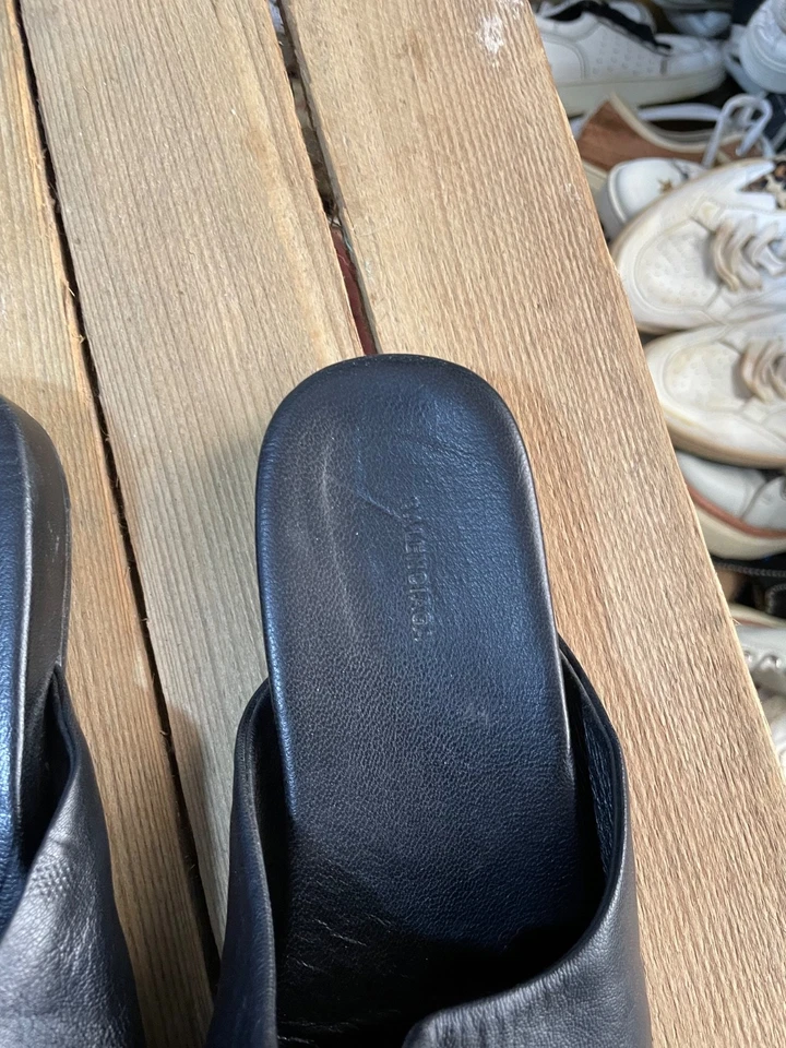 Balenciaga Acogedora Zapatilla BB Cuero en Negro con Tono Dorado Talla 37 EU Foto 4 de 4