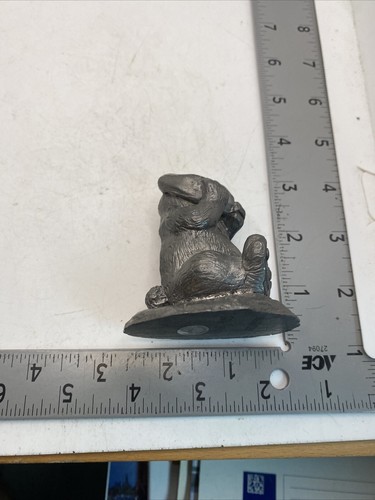 Michael Ricker 1985 Pewter Rabbit Holding Ear YC-924O - Picture 5 of 6