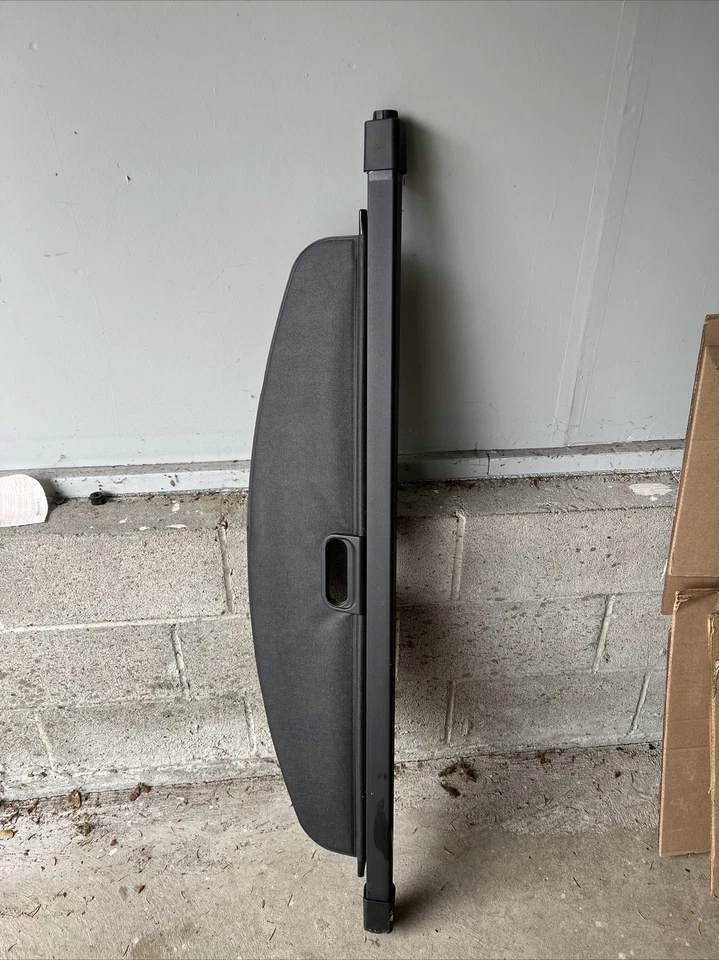 Cadillac XT5 2018 maletero trasero cubierta de carga negro privacidad equipaje seguridad tonelaje Foto 2 de 2