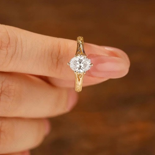 Anillo de compromiso de diamantes cultivados en laboratorio de corte ovalado IGI 1,00 quilates D VVS1 en oro amarillo de 14 quilates - Imagen 8 de 13