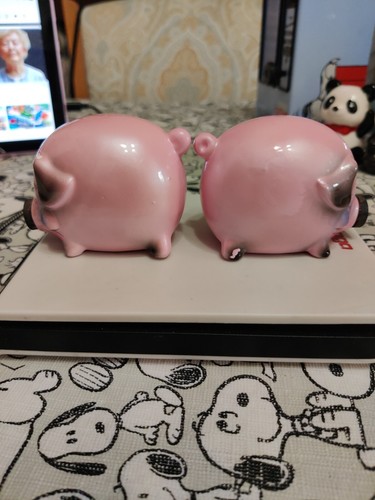 Magnetic Kissing Piggys Salt & Pepper Shakers Ceramic Pigs Farm House Decor - Picture 4 of 5