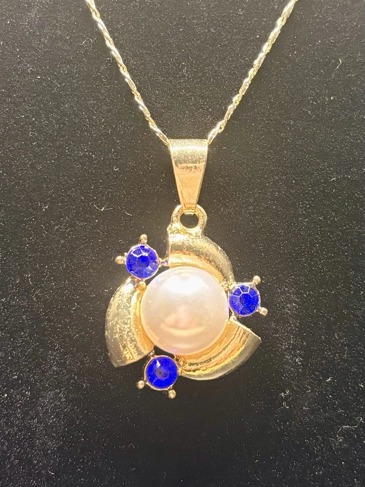 Conjunto folheado a ouro da mais alta qualidade. Brincos de pérola cravejados, azul Cz. Colar pingente - Imagem 3 de 4