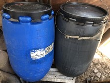 Regentonne bzw. Maischefass 120l, eines in blau und eines in schwarz zu je 12€.