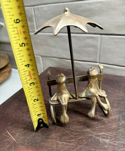 Coppia di rane in ottone sedute su panchina con ombrello scultura statuina - Foto 5 di 6