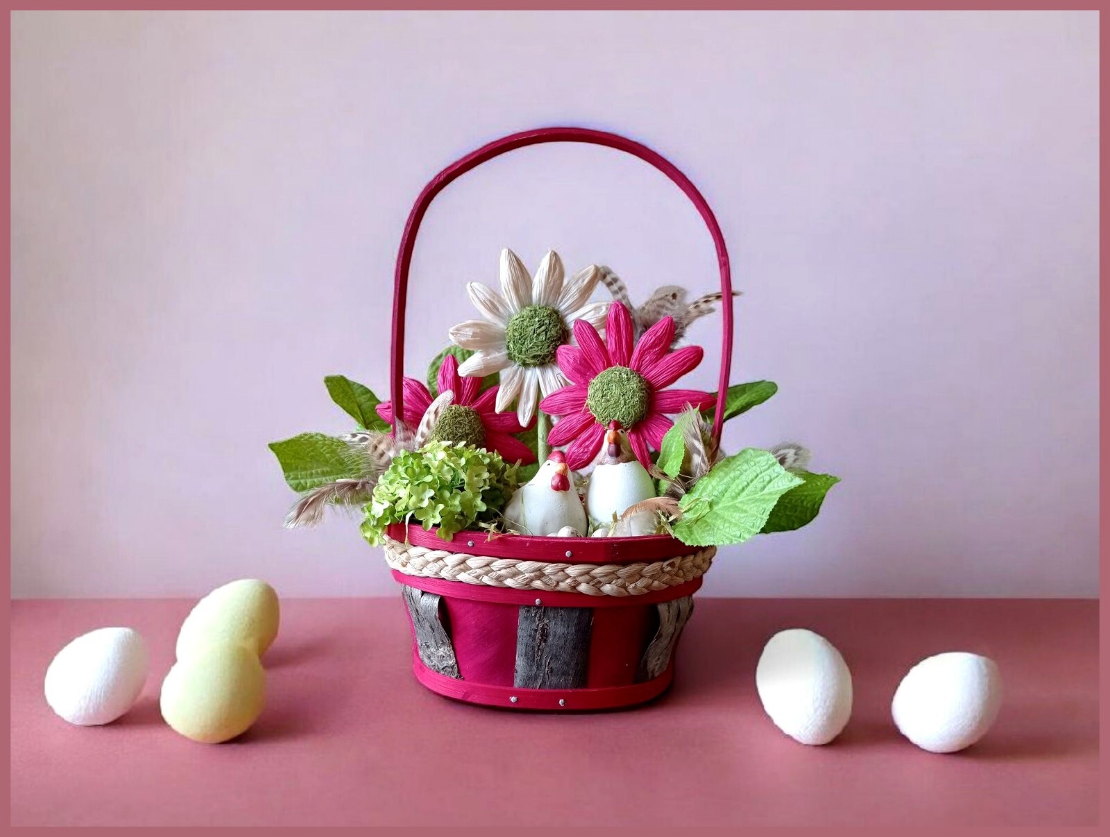 Composition de Pâques sous forme de panier de fleurs pour table de salon
