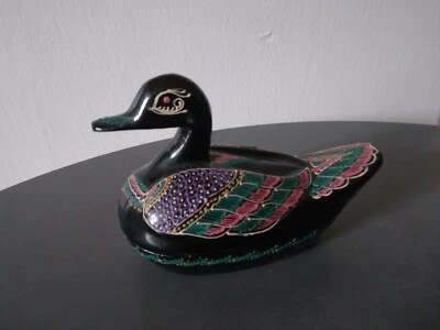Petit canard en bois laqué - Photo 1/3