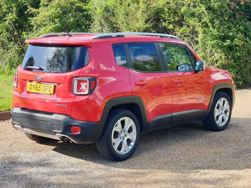 Jeep Renegade limited 1.4 petrol Lady owned private sale Exceptional throughout. - Image 4 of 4