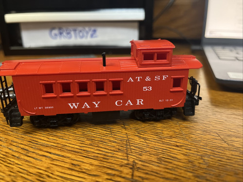 3 VAGONI TRENO RR CABOOSE SCALA HO -2 UNION PACIFIC E 1 VIA AUTO CABOOSES - Foto 11 di 14