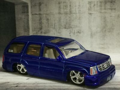 Electric Blue 2002– 2006 Cadillac Escalade Luxury SUV 1/64 Scale